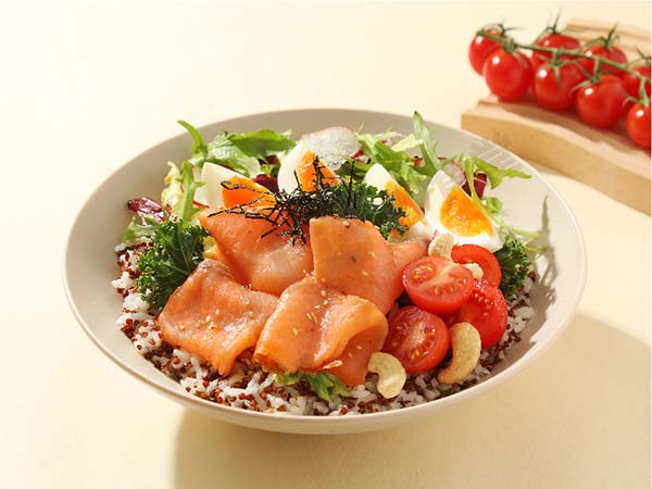 煙熏三文魚藜麥鮮蔬能量碗.jpg